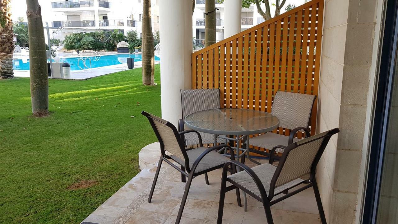Appartamento דירת גן פונה לבריכה - Pool Garden View Eilat Esterno foto